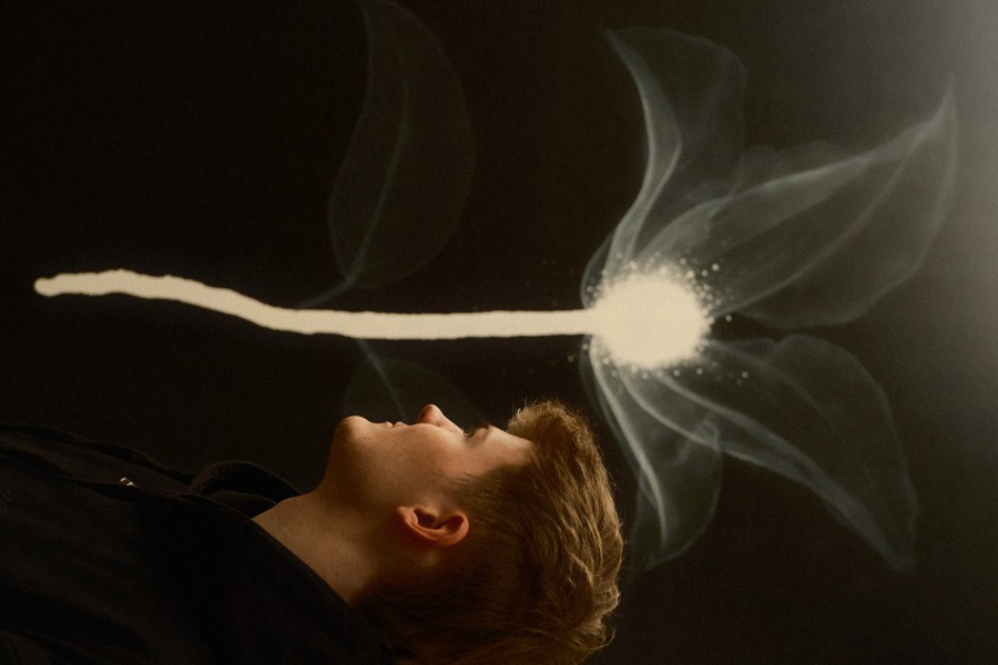 Jannik Ophey neben einer Lichtinstallation