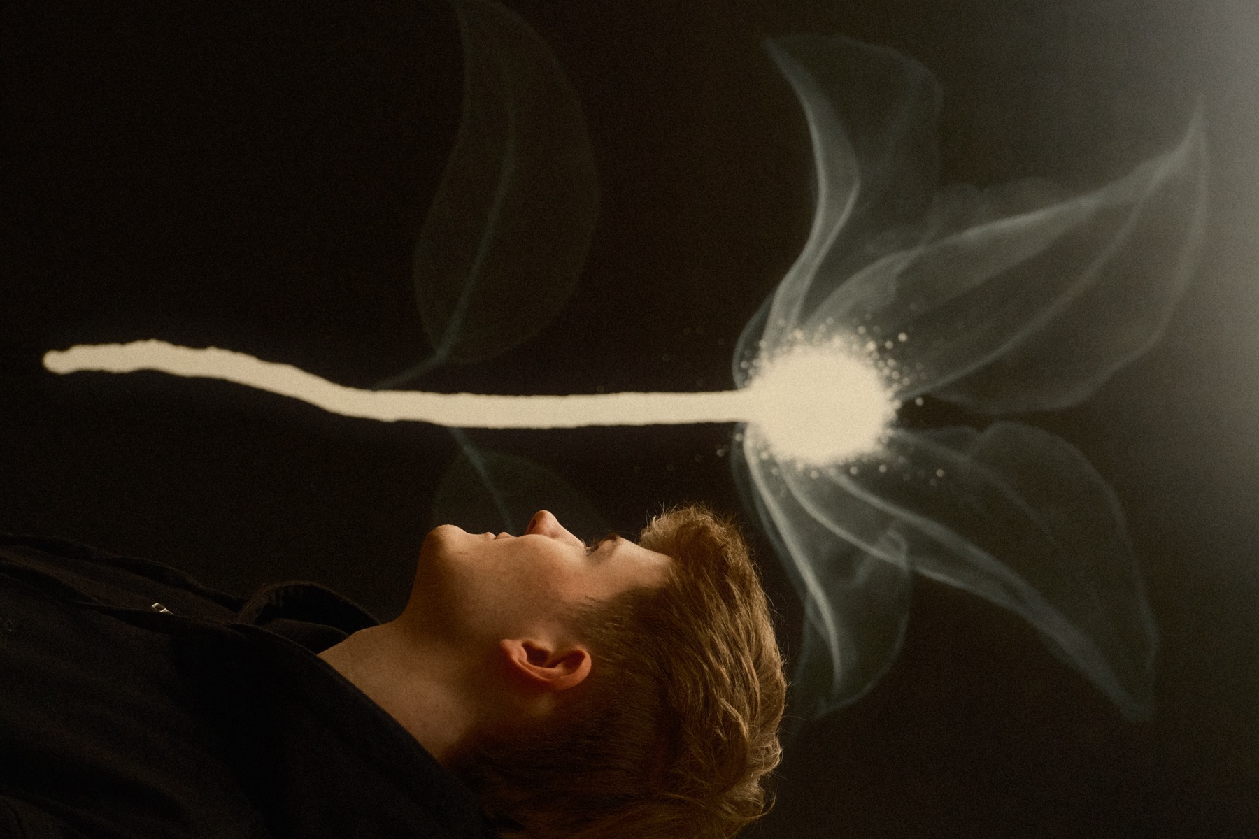 Jannik Ophey neben einer Lichtinstallation