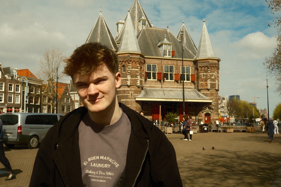 Jannik Ophey vor urbaner Architektur