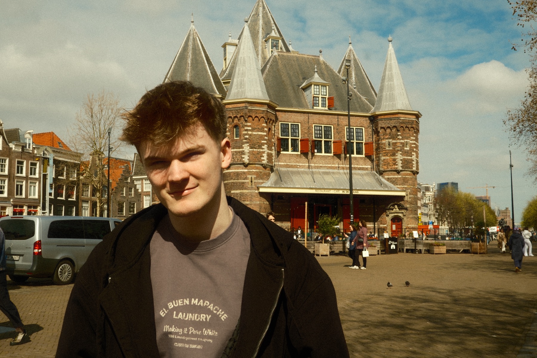 Jannik Ophey vor historischer Stadtarchitektur