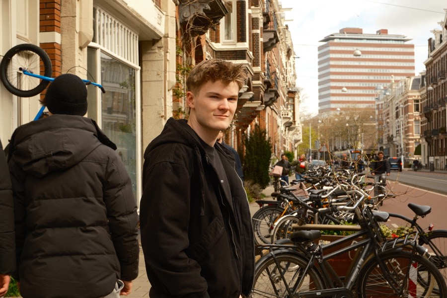 Jannik Ophey in einer Stadtstraße